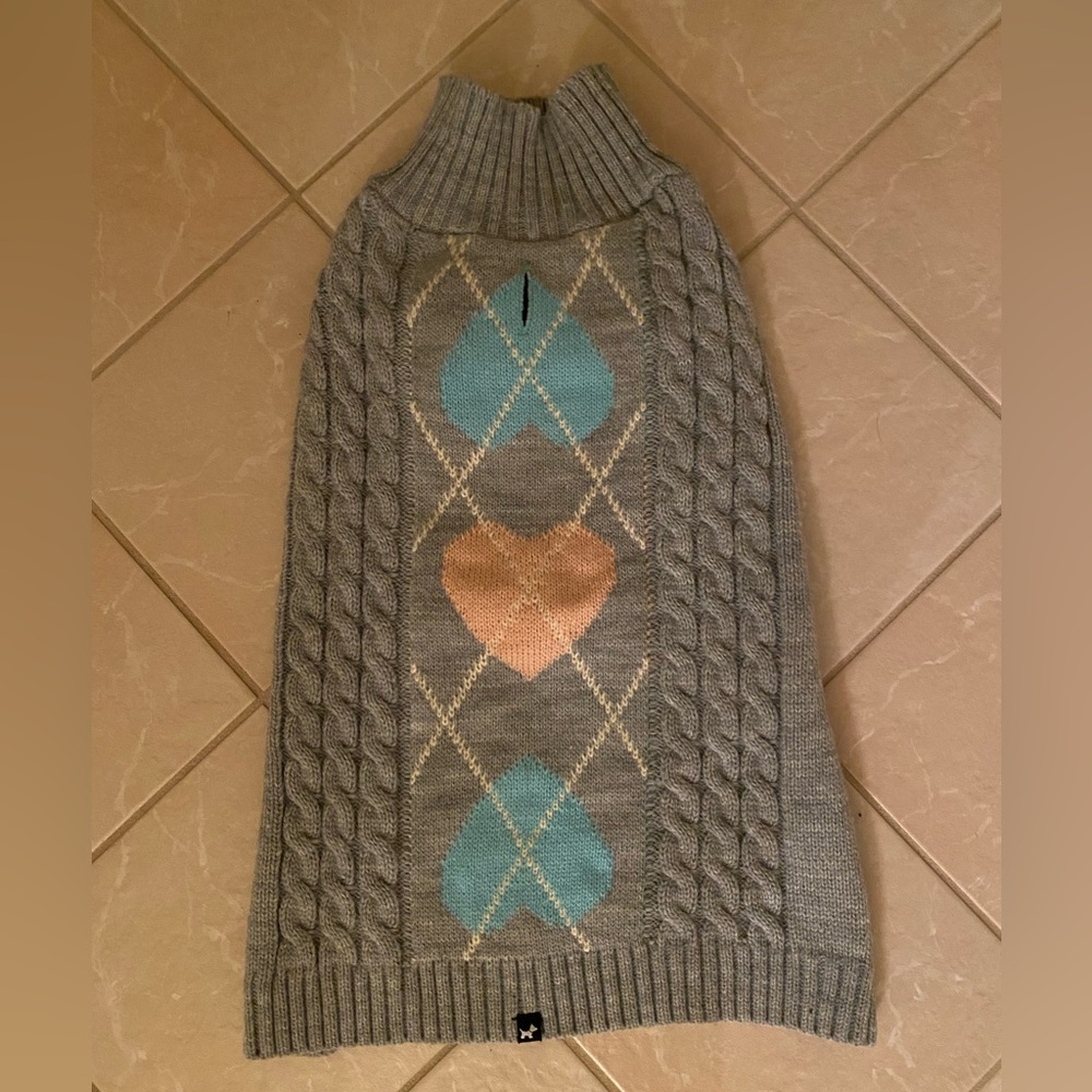 Sweater turtle neck to female dog.